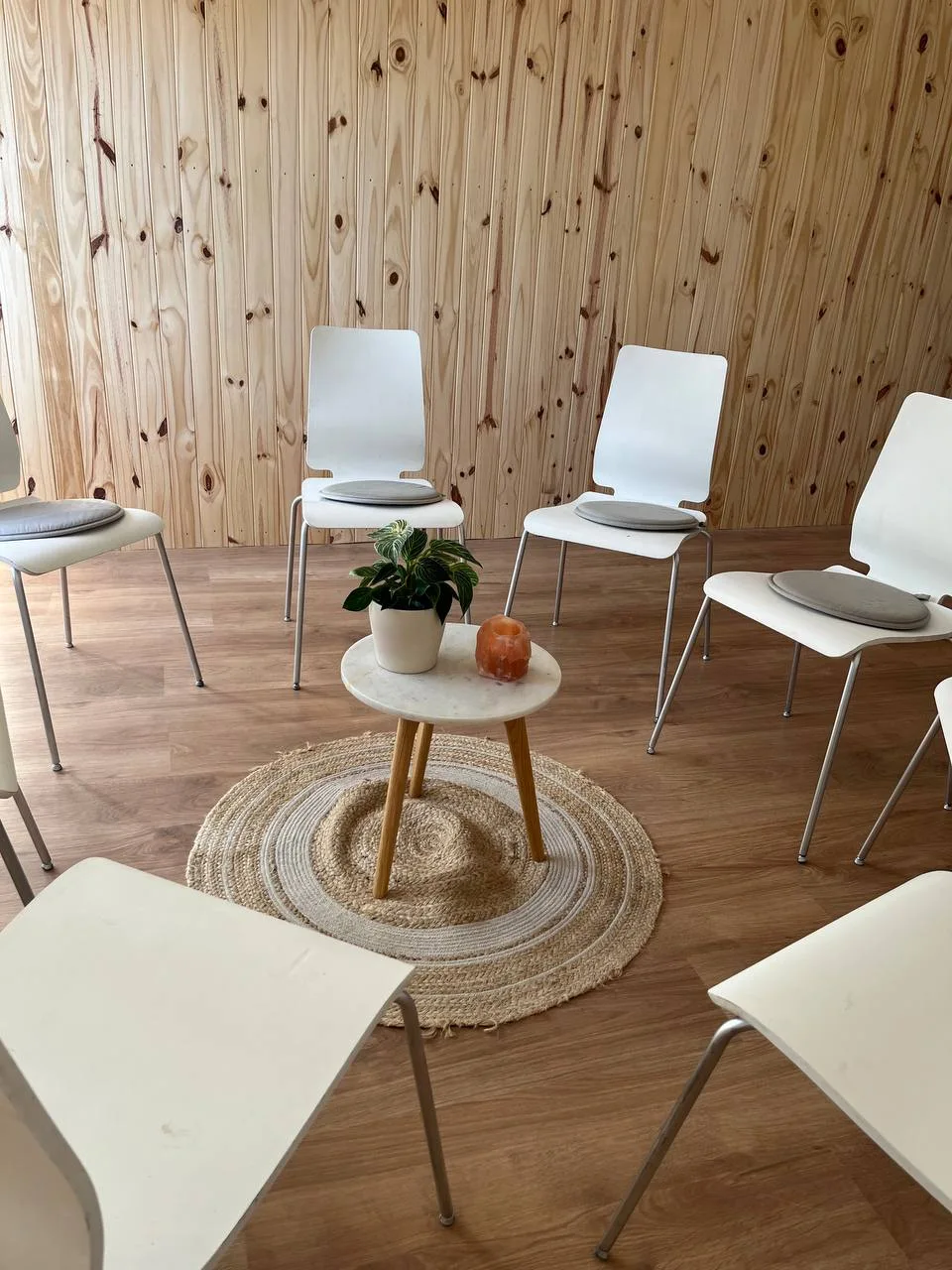 Espai preparat per a una trobada o conferència a El Refugi