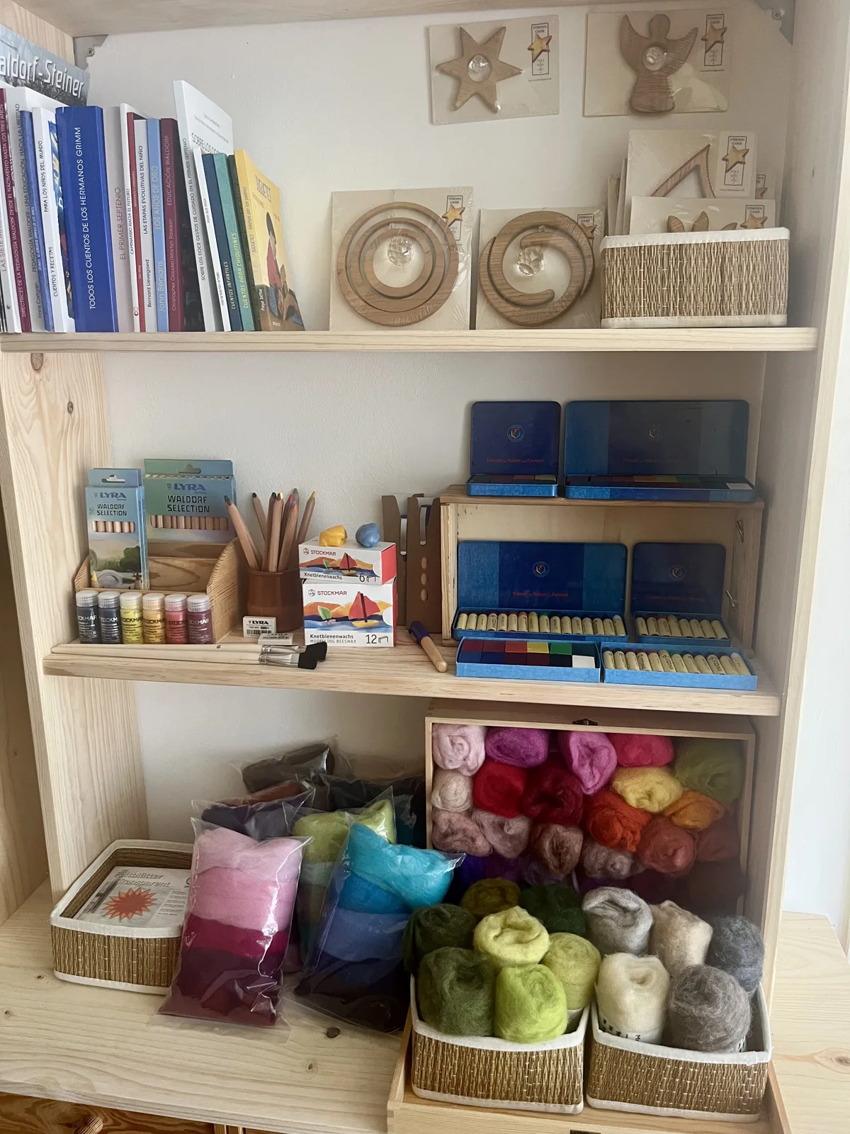 Prestatges de la botiga amb llana, materials creatius i peces de joc