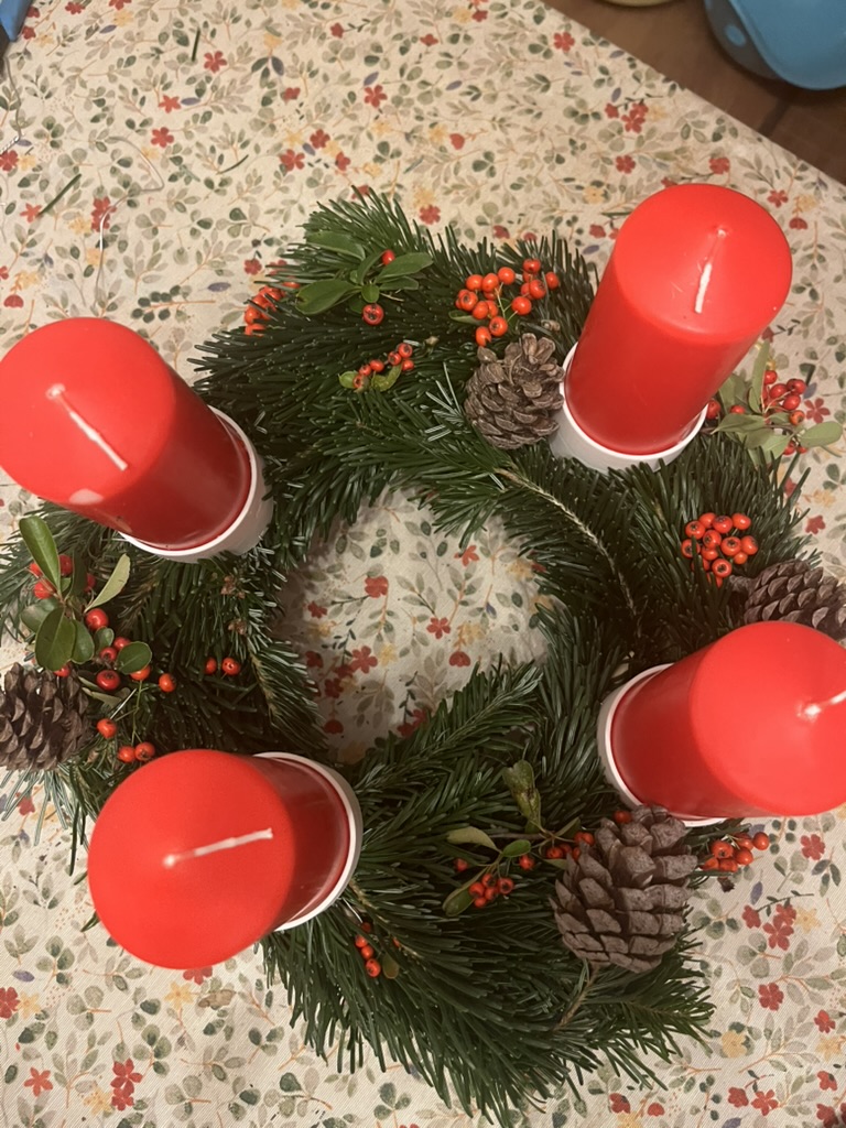 Corona d’advent feta a mà amb quatre espelmes vermelles