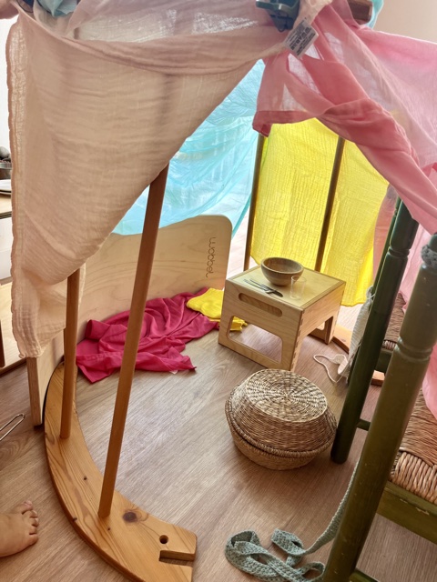 Cabana de teles de colors amb materials de fusta