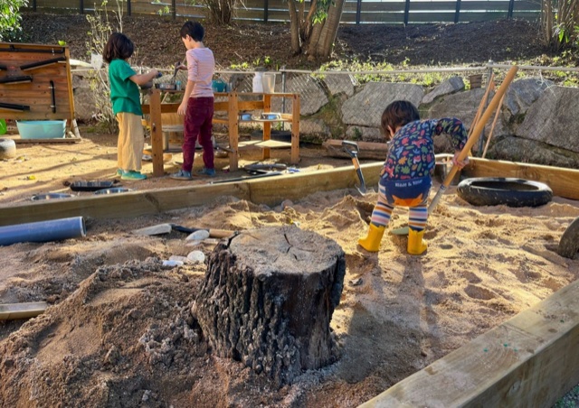Infants explorant la sorra i l’aigua al jardí